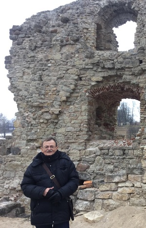 А.Рагойша у древних стен Кукенойса, полоцкого форпоста в Балтике